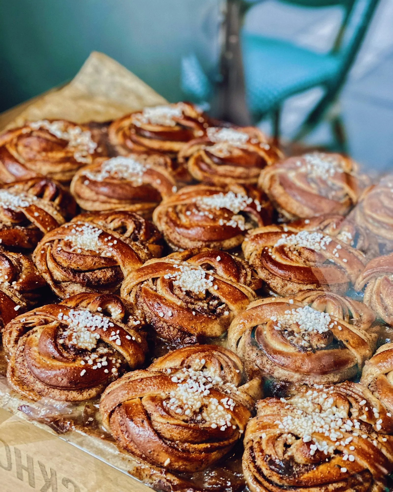 Nystekte kanelboller på brett