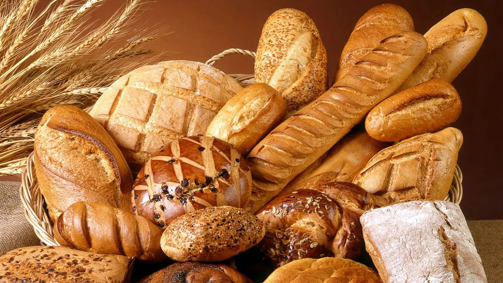 Brød og rundstykker i en kurv
